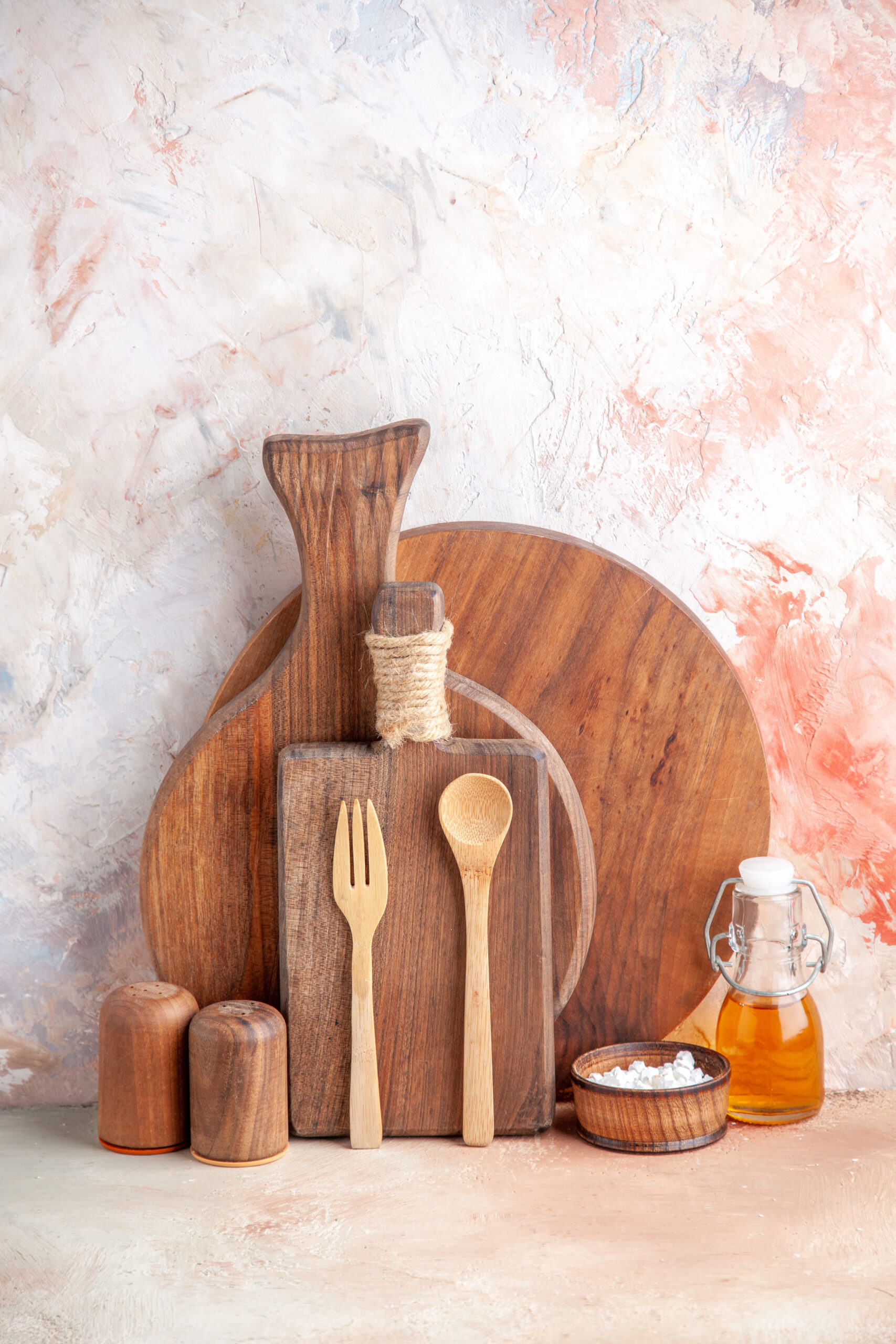 vista-frontal-cercana-de-varias-tablas-de-cortar-cucharas-de-madera-pequena-botella-de-aceite-en-superficie-colorida Tabla madera picoteo mediana
